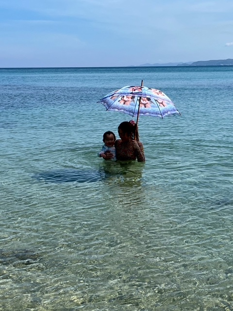 母と子の幸せ海水浴