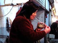 街で「上海カニ」を縛るおばさん