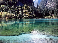 ヒスイ色の深みある幻想的な湖