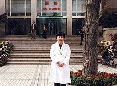 南京中医薬大学病院の前で